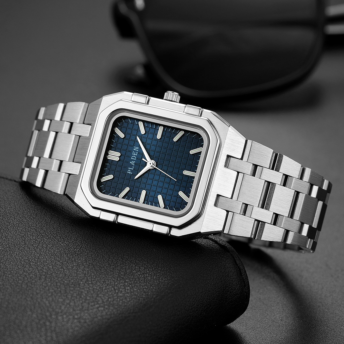 العلامة التجارية الفاخرة الأزر - مراجعة Luxury Watch Magazine وسعره